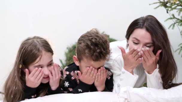 Maman joue avec ses enfants. Concept de famille, d'amour et de personnes — Video