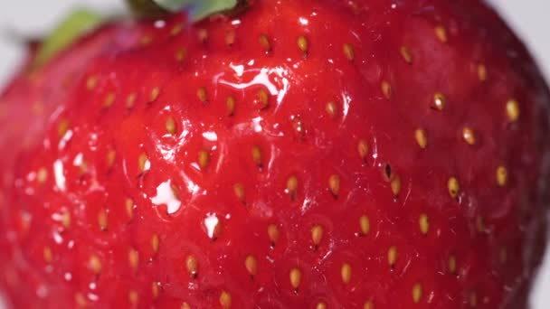 Nahaufnahme saftiger Erdbeeren auf grauem Hintergrund. Reife rote Erdbeeren — Stockvideo
