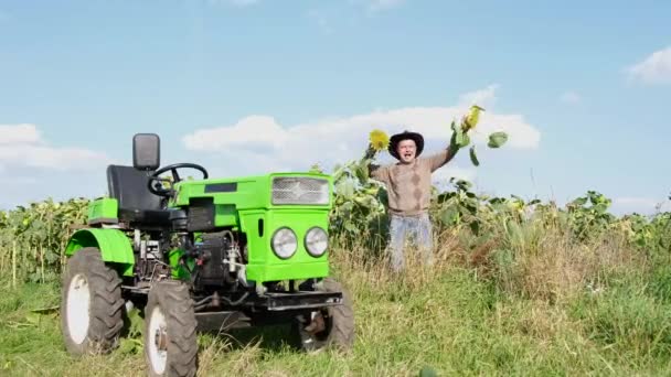O agricultor está feliz com a colheita, ele está feliz e sorrindo. Trabalhador rural — Vídeo de Stock