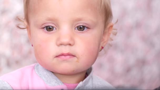 Ritratto di una bambina con gli occhi grandi che guarda la macchina fotografica. Ritratto di un bambino curioso — Video Stock
