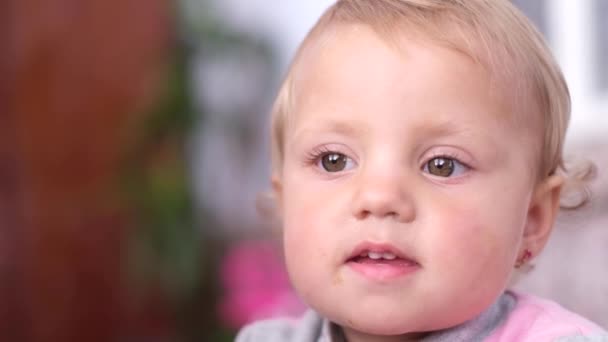 Симпатичный кудрявый американский ребенок смотрит в камеру, у ребенка красивые большие глаза. — стоковое видео