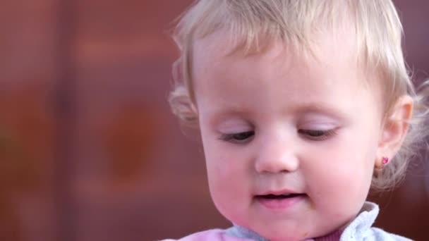 Niña feliz y sonriente, mira a la cámara y se regocija. El niño está de buen humor.. — Vídeo de stock