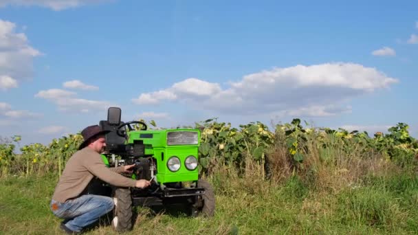 A gazda beindítja a traktort, örül és ugrik. — Stock videók