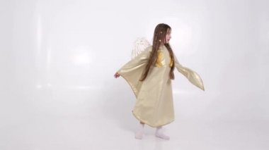 Beyaz arka planda melek kanatları olan küçük bir kız