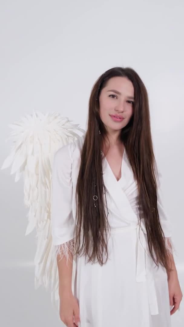 Glückliche Frau mit Engelsflügeln auf weißem Hintergrund. — Stockvideo