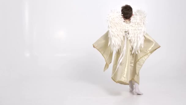 Malý chlapec s andělskými křídly na bílém pozadí — Stock video