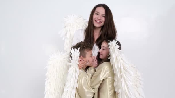 Gelukkig gezin met witte engelenvleugels op een witte achtergrond, ze zijn gelukkig — Stockvideo
