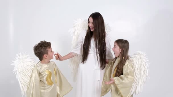 La familia está vestida de santos ángeles, que están en el humo y dando vueltas — Vídeos de Stock