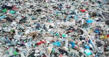 Kocaman plastik çöp yığını. Gezegenin kirlenmesi kavramı.