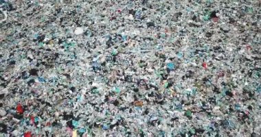 Plastik çöpler denize atıldı, kirletilmiş okyanus. Çevrenin ekolojik felaketi