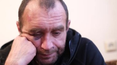 Genç adam depresyonda, akşamdan kalma, baş ağrısı ve migreni var, alkol bağımlılığı ilacı. 