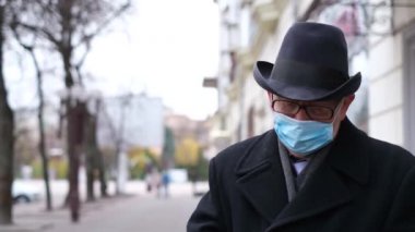 Dedem koruyucu bir maske takmış, Covid-19 'a karşı. Yeni salgın