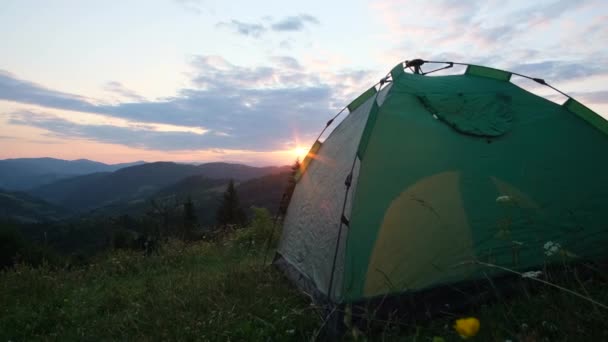 Tenda pedonale sull'erba verde. Vacanza turistica in montagna — Video Stock