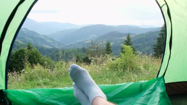 Kamperen, tentenkamp. Kamperen in de bergen in een groene tent. — Stockvideo