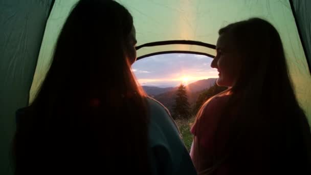 Resto de turistas en tiendas de campaña en las montañas de los Cárpatos ucranianos. Turismo — Vídeos de Stock