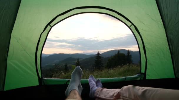 Zbytek turistů ve stanech v horách ukrajinských Karpat. Cestovní ruch — Stock video
