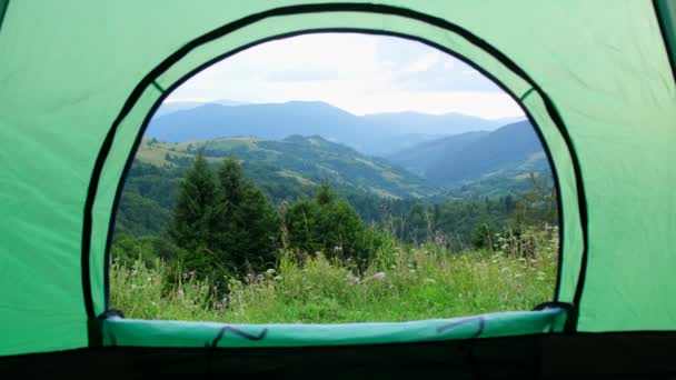 Kamperen, tentenkamp. Kamperen in de bergen in een groene tent. — Stockvideo