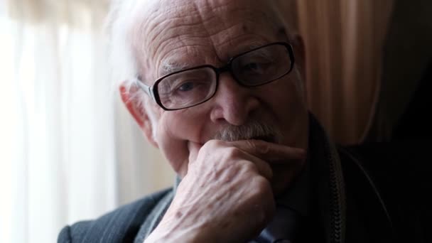 Portret van overstuur grootvader, oude gepensioneerde man depressief, hoofdpijn bij oudere man — Stockvideo
