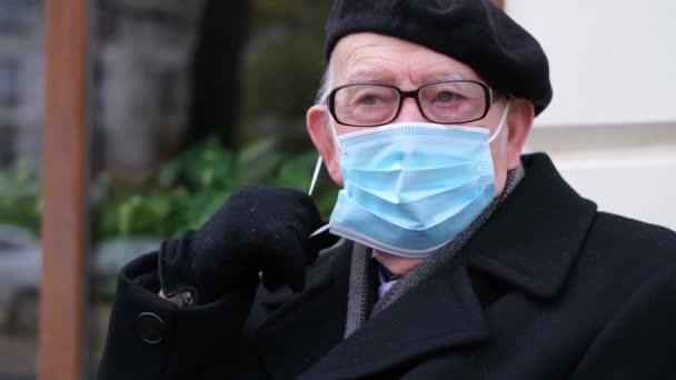 Grand-père enlève son masque de protection et sourit. La fin de la pandémie de coronavirus — Video