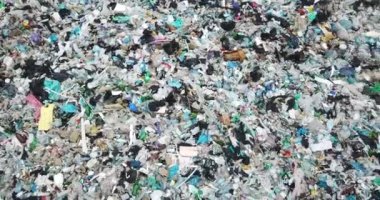 Plastik atık deposu. Çevre kirliliği kavramı. Şehir dışındaki çöplük.