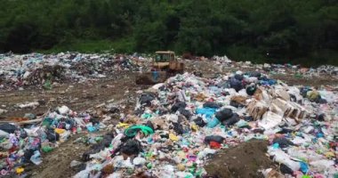 Büyük bir metropolün varoşlarında terk edilmiş bir arazi. Çöp geri dönüşümü sorunu