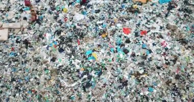 Plastik şişeler denize atıldı, kirletilmiş okyanus. Çevrenin ekolojik felaketi