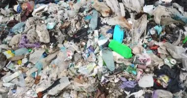 Ormanın ortasında bir sürü pis koku ve zehirli kalıntı var. Bu plastik atıklar şehirlerden geliyor.