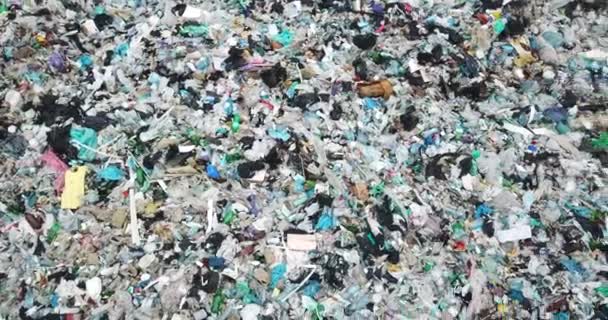 プラスチック廃棄物の埋め立て。環境汚染の概念。街の外の埋め立て — ストック動画