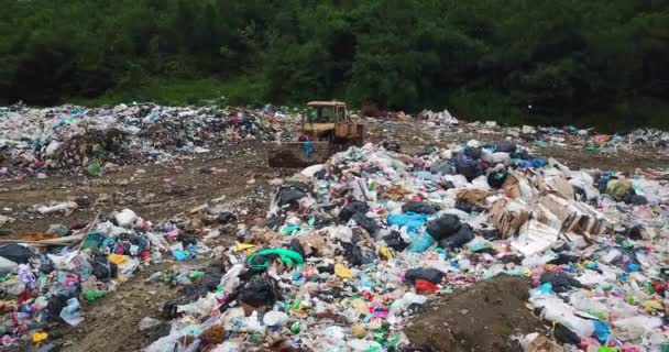Verlaten stortplaats aan de rand van een grote metropool. Het probleem van afvalrecycling — Stockvideo