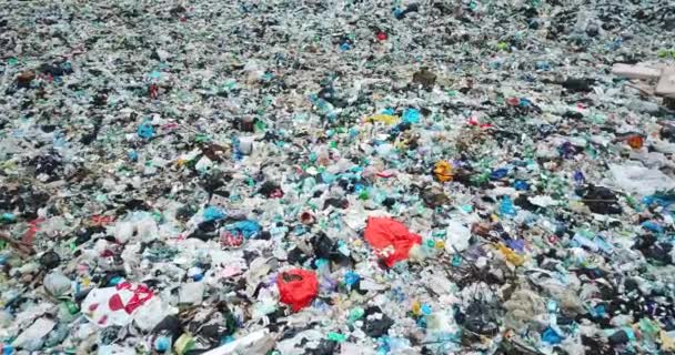 Koncepcja zanieczyszczenia środowiska przez niesortowane śmieci. Ogromne wysypiska plastikowych śmieci. — Wideo stockowe