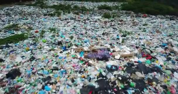 Экологическая катастрофа в Европе. Много пластиковых отходов. Низкая экология. — стоковое видео