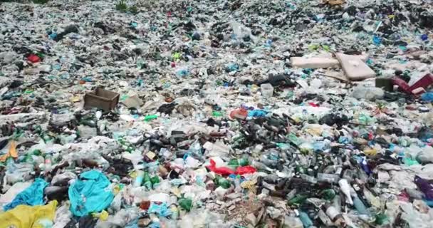 Глобальне екологічне пошкодження сміття в природі, купа несортованих пластикових відходів . — стокове відео