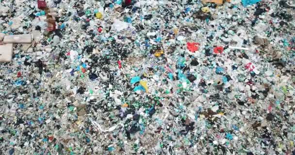 Műanyag palackok a tengerbe dobva, szennyezett óceán. A környezet ökológiai katasztrófája — Stock videók