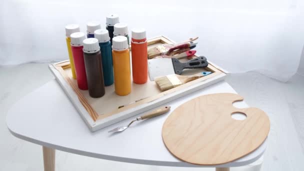 Närbild av verktyg och målare i studio — Stockvideo
