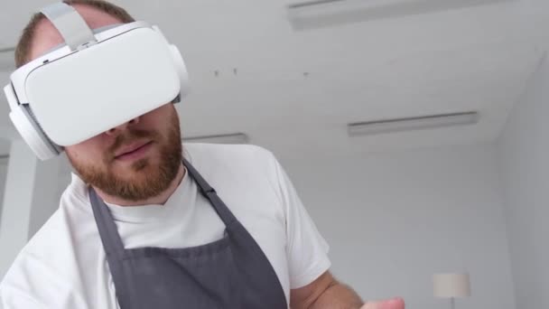 Umělec pracuje ve studiu s brýlemi virtuální reality. Moderní umění ve 3D brýlích — Stock video