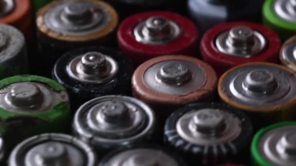 Παλιές χρησιμοποιημένες μπαταρίες. Διαφορετικές άκρες μπαταριών περιστρέφονται σε έναν κύκλο. — Αρχείο Βίντεο