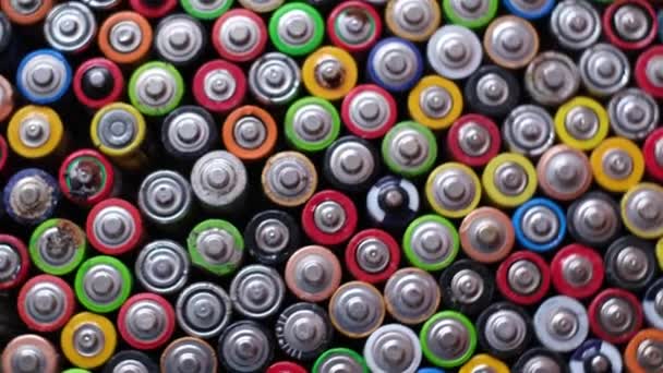 Stare zużyte baterie. Różne końcówki baterii obracają się w kółko. — Wideo stockowe