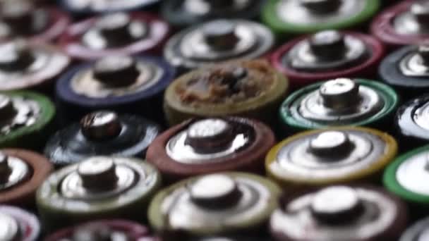 Detailní záběr použitých tužkových baterií. Pozadí rotačních baterií. — Stock video