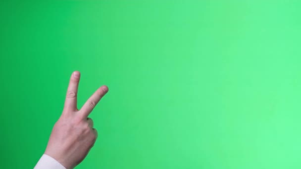 Ruka ukazující dva palce nahoru, nůžky, vítězství na zelené obrazovce chromakey. Prstová gesta — Stock video