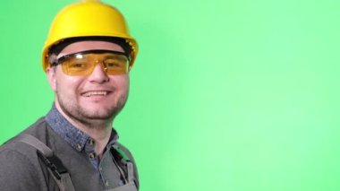 Yeşil arka planda çalışan mühendis portresi.