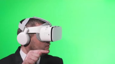 Ofis çalışanı sanal gerçeklik gözlüğü kullanıyor. Kromakeyin arkaplanındaki video kaydı
