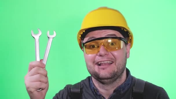 Inženýr na pozadí chromakey, Portrét automechanika na zeleném pozadí — Stock video