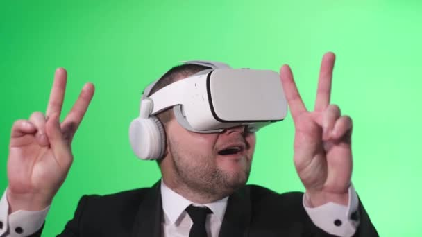 L'impiegato balla felicemente con le mani in alto, usa occhiali di realtà virtuale — Video Stock