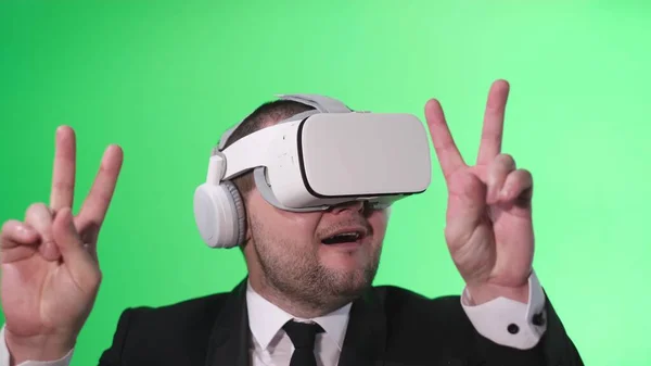 Trabalhador de escritório dança feliz com as mãos para cima, ele usa óculos de realidade virtual — Fotografia de Stock
