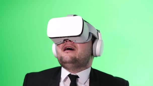 Surprised office worker uses virtual reality glasses. Green chromakey background — Vídeos de Stock