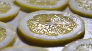Sulu limon dilimleri, yavaş çekim, makro. Dilimlenmiş limon dilimleri. 