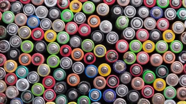 Oxidized AA batteries. Finger batteries rotate in a circle. Hazardous waste — Vídeo de stock