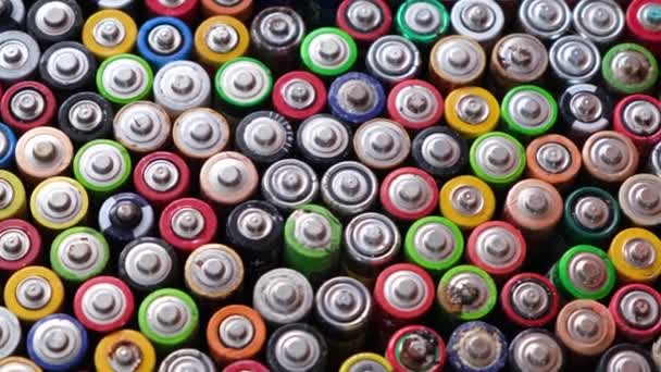 Bovenaanzicht van een groep gebruikte AA batterijen. Alkalische batterijen — Stockvideo