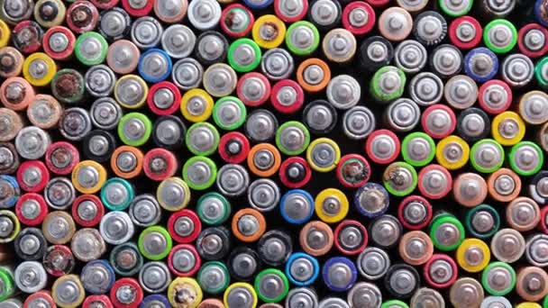 Verschiedene Arten gebrauchter Batterien in einem Haufen, Draufsicht. Alkaline AA Batterien — Stockvideo