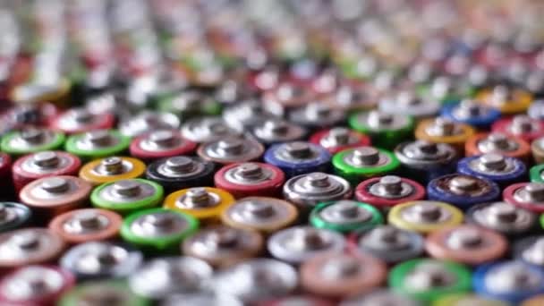 Förbrukade AA-batterier från olika tillverkare, hög miljörisk — Stockvideo